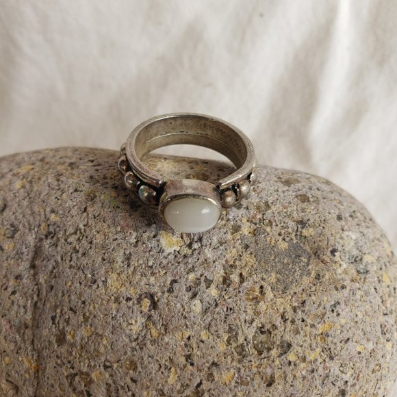 Clouded White Glass Cabochon Ring Size 7.5 Hippy Southwestern Silver Toned - Picture 4 of 12